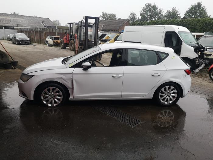 Seat Leon 1.6 TDI Ecomotive 16V Salvage vehicle (2015, White)