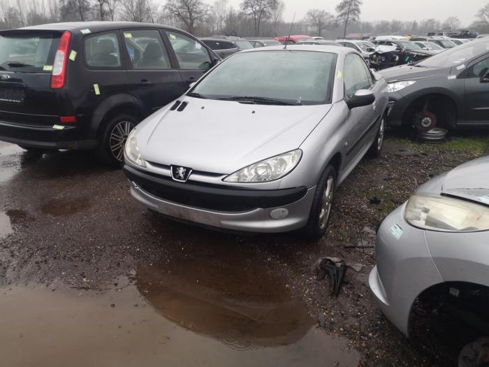 Peugeot 206 CC 1.6 16V Samochód złomowany (2001, Szary)