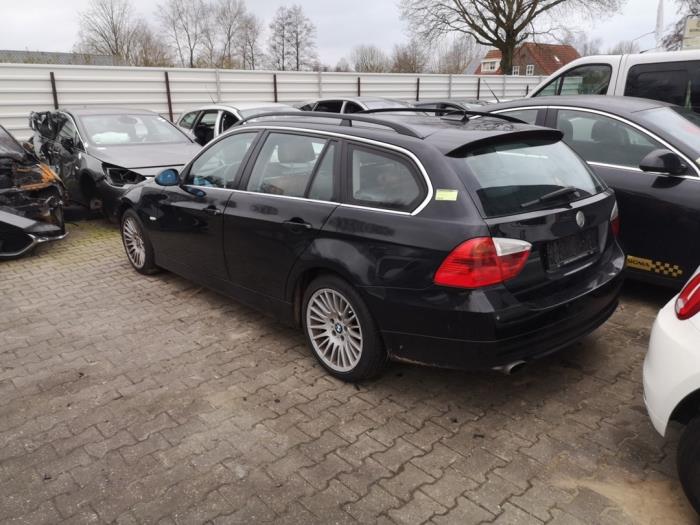 BMW 3 serie Touring 320i 16V Skrotfordon (2007, ZWART)