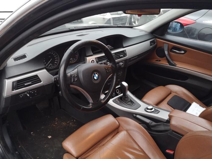 BMW 3 serie Touring 320i 16V Skrotfordon (2007, ZWART)