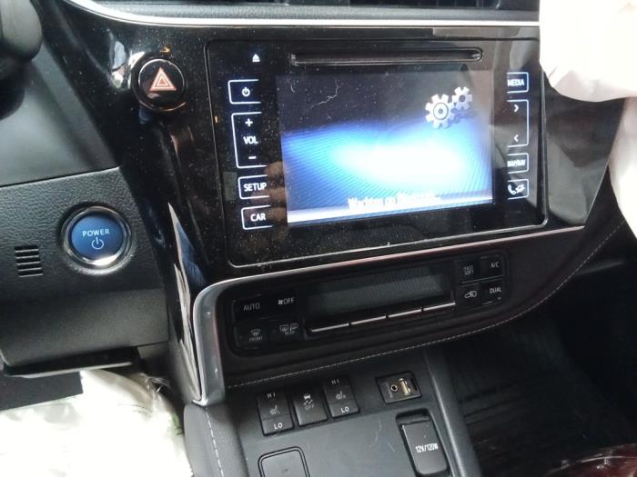 Toyota Auris Touring Sports 1.8 16V Hybrid Épave (2017, Rouge)