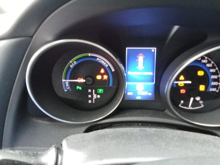 Toyota Auris Touring Sports 1.8 16V Hybrid Épave (2017, Rouge)