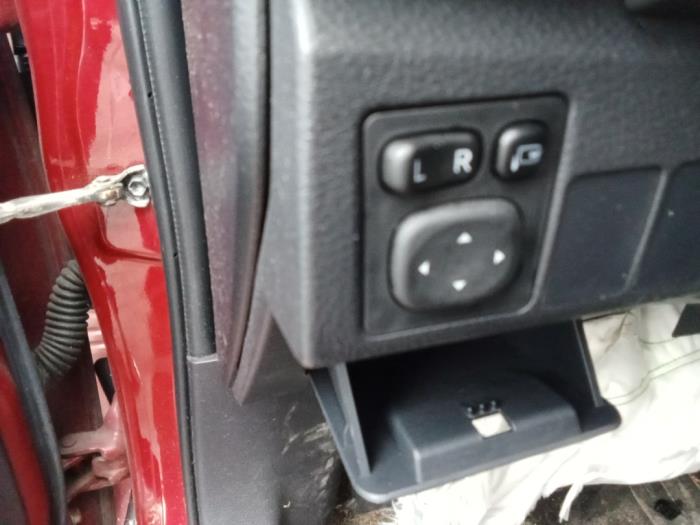 Toyota Auris Touring Sports 1.8 16V Hybrid Épave (2017, Rouge)