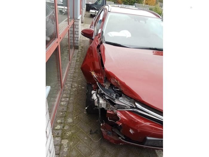 Toyota Auris Touring Sports 1.8 16V Hybrid Épave (2017, Rouge)