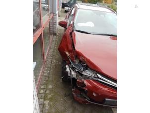 Toyota Auris Touring Sports 1.8 16V Hybrid Épave (2017, Rouge)