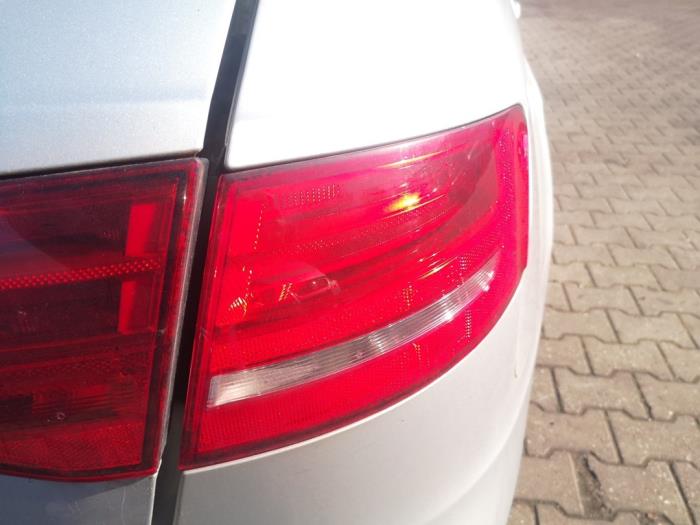 Audi A4 Avant 2.0 TDI 16V Samochód złomowany (2011, Szary)