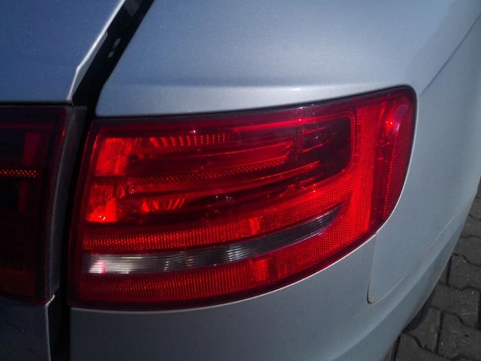 Audi A4 Avant 2.0 TDI 16V Samochód złomowany (2011, Szary)