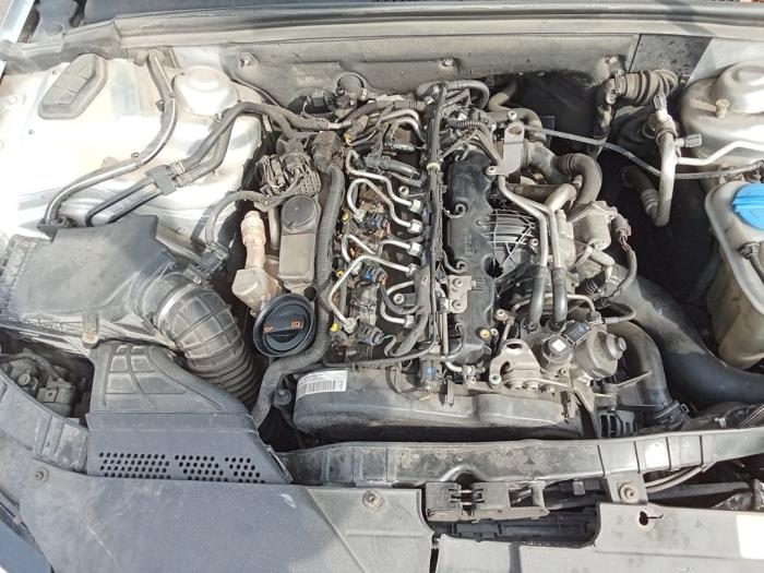 Audi A4 Avant 2.0 TDI 16V Samochód złomowany (2011, Szary)