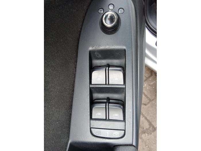 Audi A4 Avant 2.0 TDI 16V Samochód złomowany (2011, Szary)