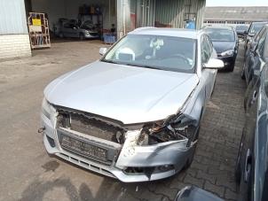 Audi A4 Avant 2.0 TDI 16V Samochód złomowany (2011, Szary)