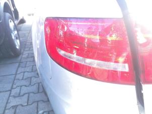 Audi A4 Avant 2.0 TDI 16V Samochód złomowany (2011, Szary)