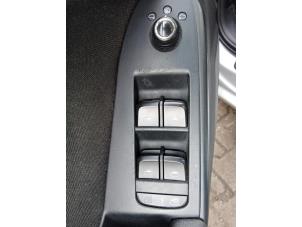 Audi A4 Avant 2.0 TDI 16V Samochód złomowany (2011, Szary)
