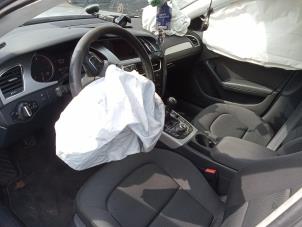 Audi A4 Avant 2.0 TDI 16V Samochód złomowany (2011, Szary)