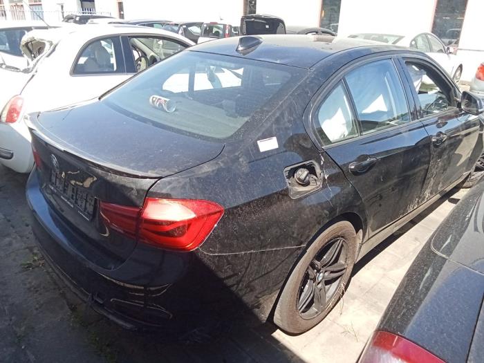BMW 3 serie 318d 2.0 16V Samochód złomowany (2017, Czarny)