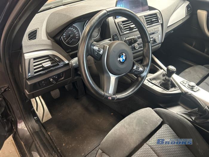 BMW 1 serie 114i 1.6 16V Épave (2015, Gris)