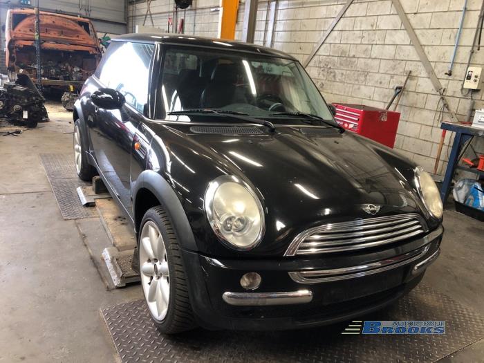 Mini Mini One/Cooper 1.6 16V Cooper Samochód złomowany (2004, Czarny)