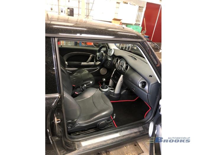 Mini Mini One/Cooper 1.6 16V Cooper Samochód złomowany (2004, Czarny)