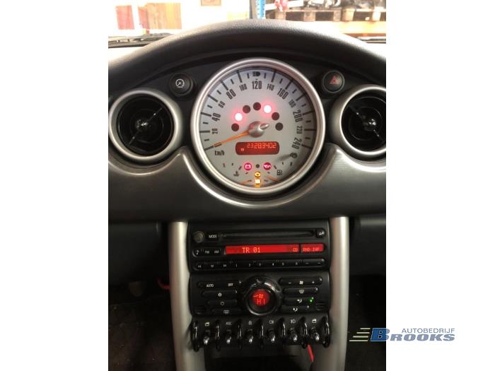 Mini Mini One/Cooper 1.6 16V Cooper Samochód złomowany (2004, Czarny)