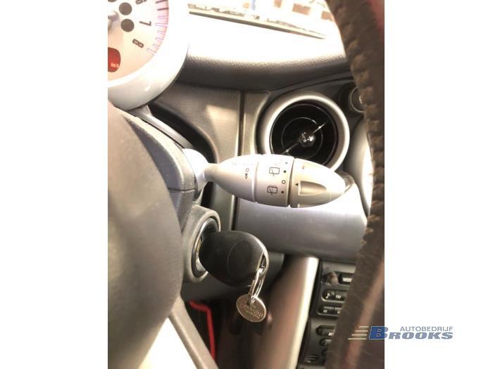 Mini Mini One/Cooper 1.6 16V Cooper Samochód złomowany (2004, Czarny)