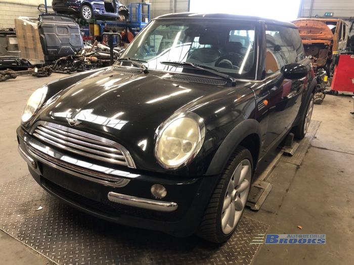 Mini Mini One/Cooper 1.6 16V Cooper Samochód złomowany (2004, Czarny)