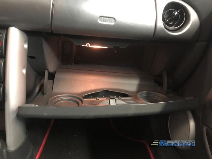 Mini Mini One/Cooper 1.6 16V Cooper Samochód złomowany (2004, Czarny)