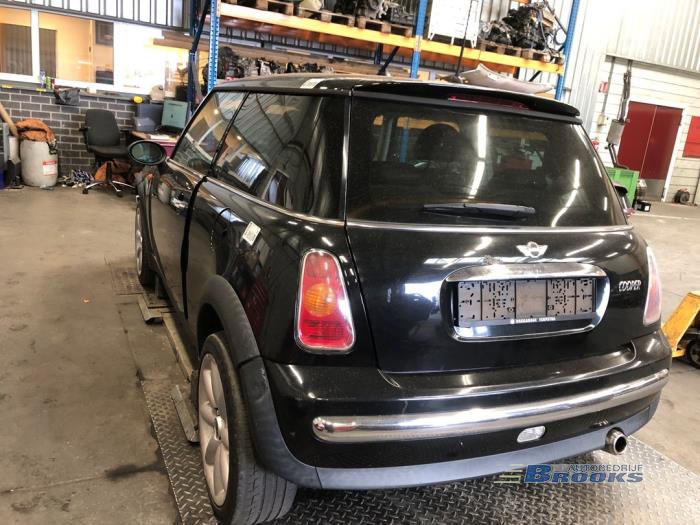 Mini Mini One/Cooper 1.6 16V Cooper Samochód złomowany (2004, Czarny)
