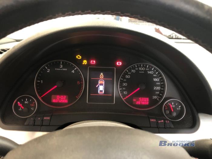 Audi A4 Avant 2.0 TDI Vehículo de desguace (2008, Gris)