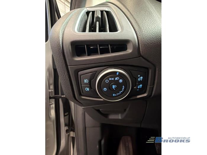 Ford Focus 3 1.0 Ti-VCT EcoBoost 12V 125 Épave (2016, Gris)