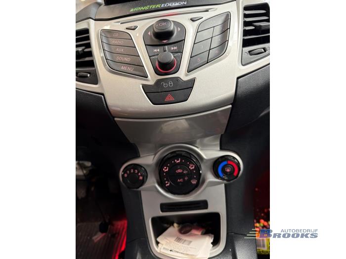 Ford Fiesta 6 1.25 16V Épave (2012, Blanc)