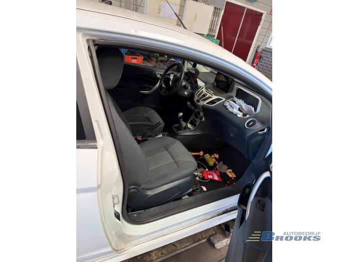 Ford Fiesta 6 1.25 16V Épave (2012, Blanc)