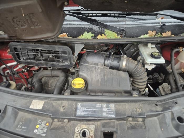Nissan Primastar 2.0 dCi 120 Skrotfordon (2007, ROOD)