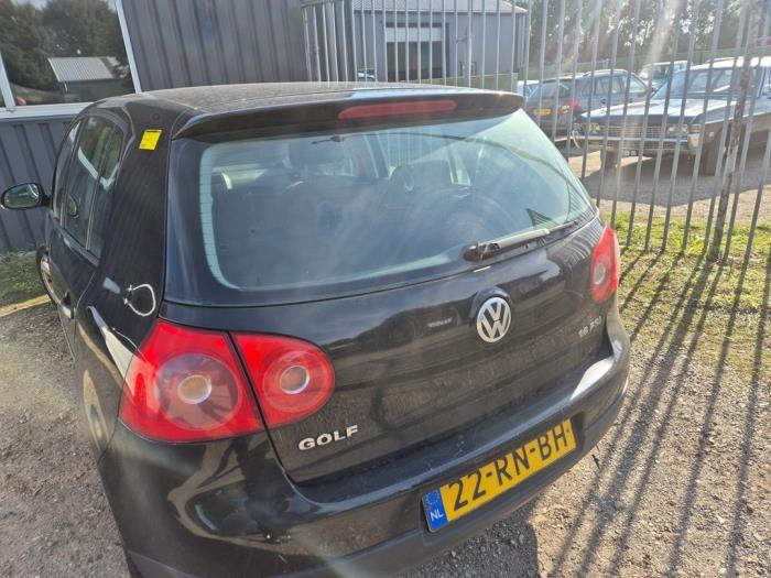 Volkswagen Golf V 1.6 FSI 16V Samochód złomowany (2005, Czarny)