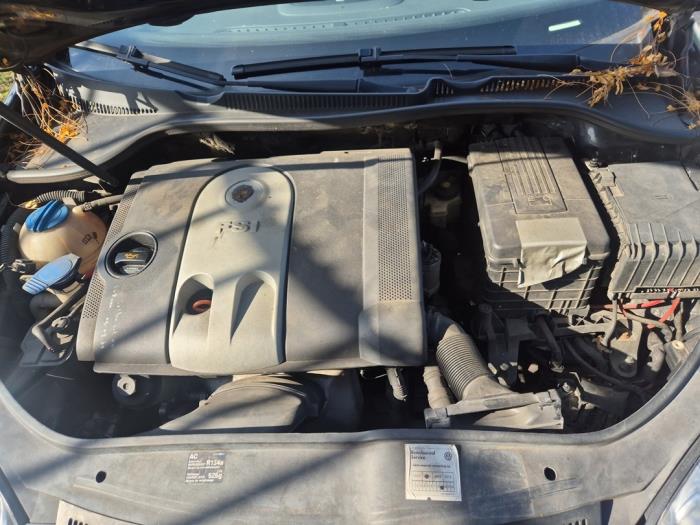Volkswagen Golf V 1.6 FSI 16V Samochód złomowany (2005, Czarny)