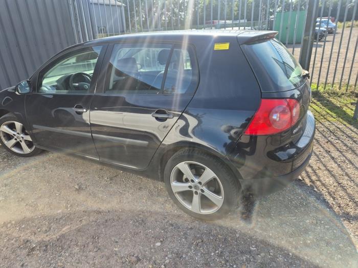 Volkswagen Golf V 1.6 FSI 16V Samochód złomowany (2005, Czarny)