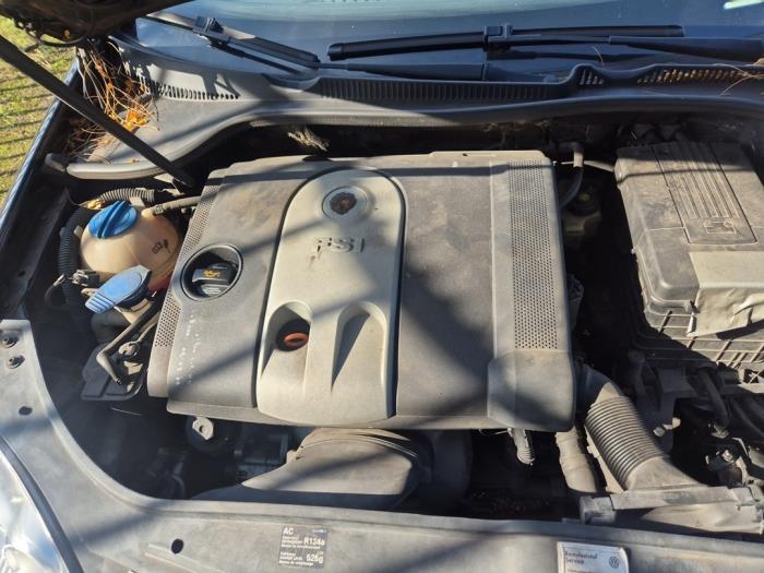 Volkswagen Golf V 1.6 FSI 16V Samochód złomowany (2005, Czarny)