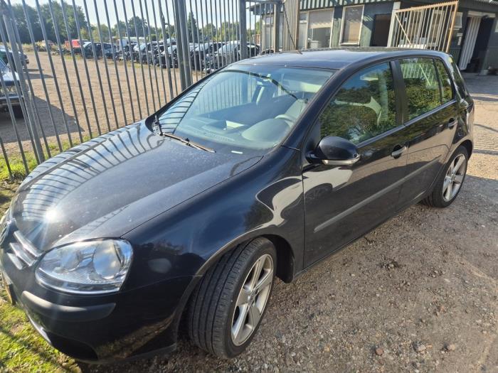Volkswagen Golf V 1.6 FSI 16V Samochód złomowany (2005, Czarny)