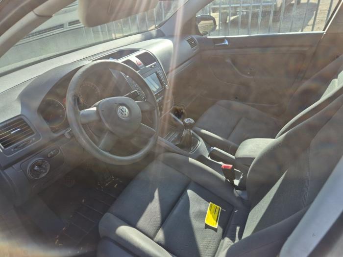 Volkswagen Golf V 1.6 FSI 16V Samochód złomowany (2005, Czarny)