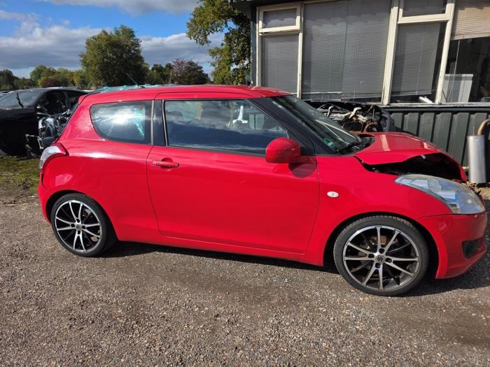 Suzuki Swift 1.2 16V Schrottauto (2011, Rot)