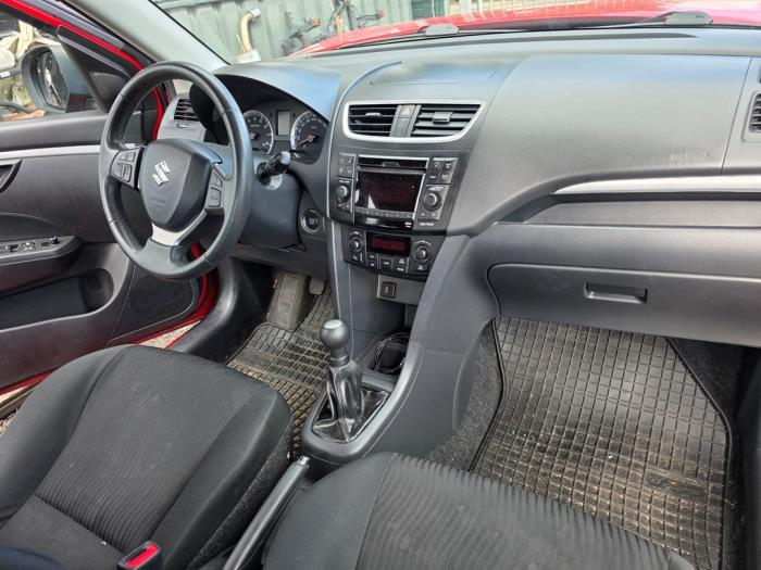 Suzuki Swift 1.2 16V Schrottauto (2011, Rot)