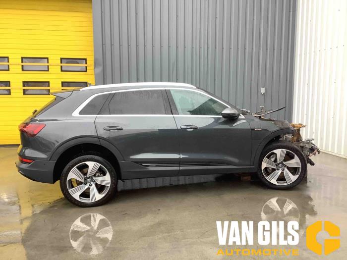 Audi e-tron 55 quattro Samochód złomowany (2019, Szary)