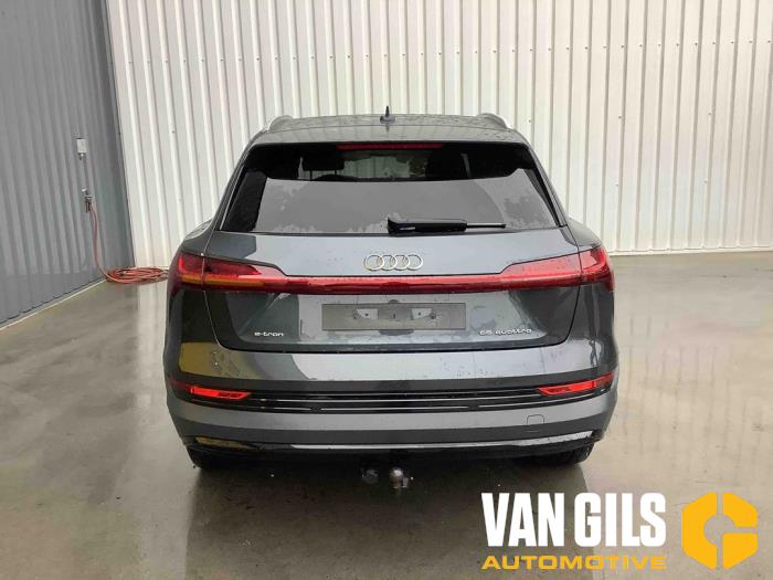 Audi e-tron 55 quattro Samochód złomowany (2019, Szary)