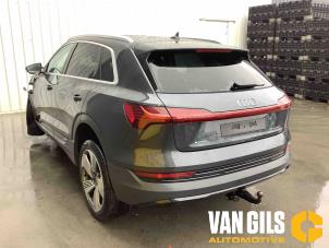 Audi e-tron 55 quattro Samochód złomowany (2019, Szary)
