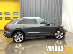 Audi e-tron 55 quattro Samochód złomowany (2019, Szary)