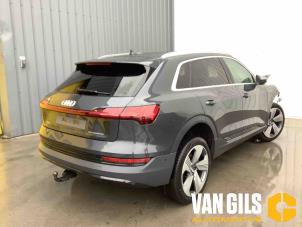 Audi e-tron 55 quattro Samochód złomowany (2019, Szary)