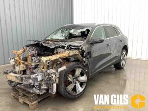 Audi e-tron 55 quattro Samochód złomowany (2019, Szary)