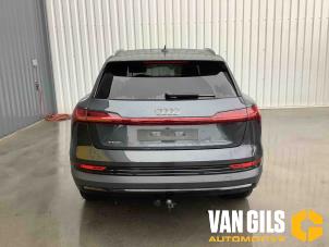 Audi e-tron 55 quattro Samochód złomowany (2019, Szary)