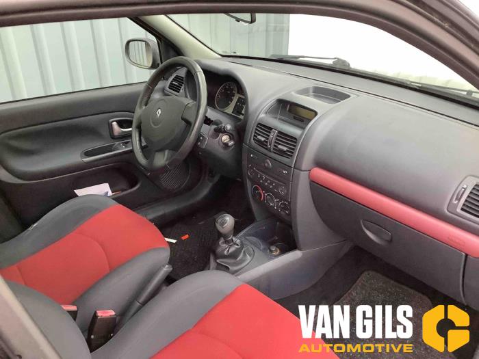 Renault Clio II 1.2 16V Samochód złomowany (2004, Czarny)