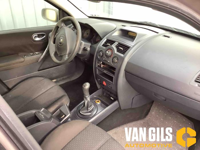 Renault Megane II 1.4 16V 98 Skrotfordon (2002, GRIJS)