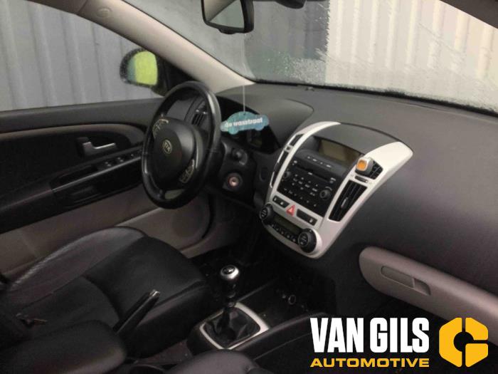 Kia Cee'd Sporty Wagon 2.0 CRDi 16V 140 Épave (2008, Noir)