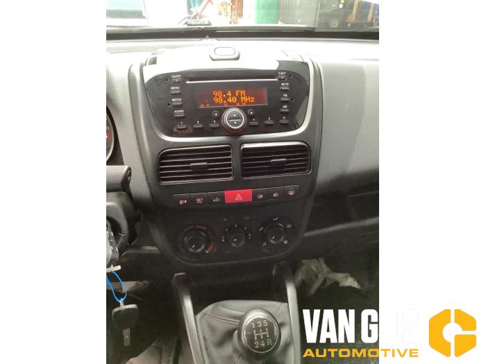 Fiat Doblo Cargo 1.3 MJ 16V DPF Euro 5 Samochód złomowany (2013, Granit)
